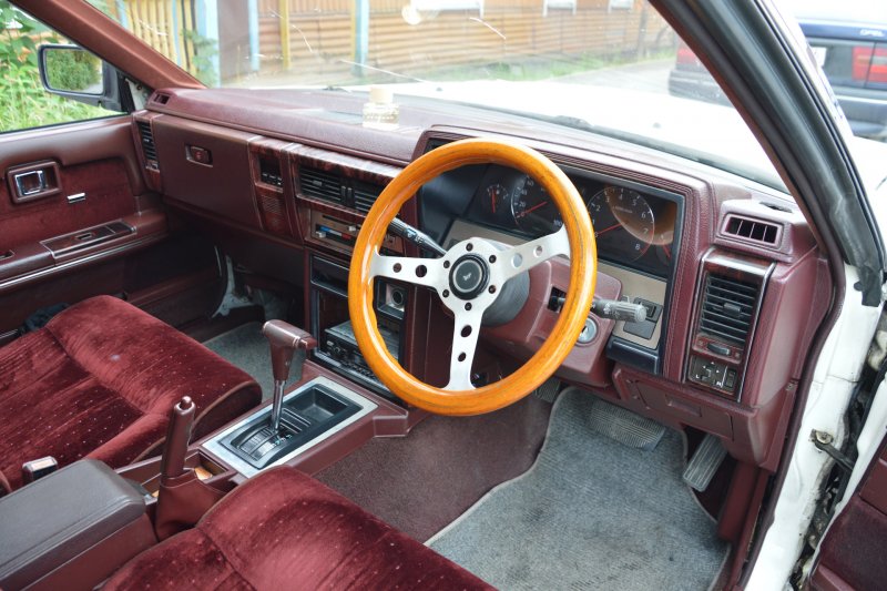 Nissan Laurel 2.8 1985 салон