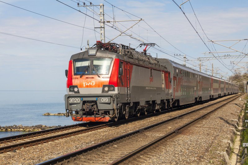 Электровоз эп20 в Адлере