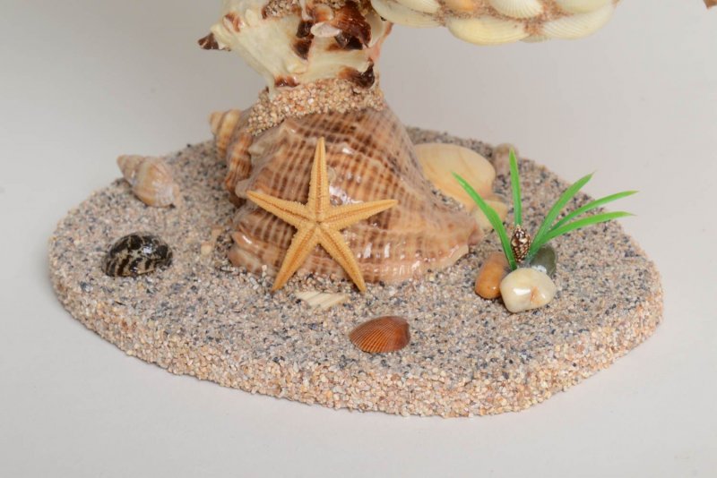 Кораблик из камней и ракушек