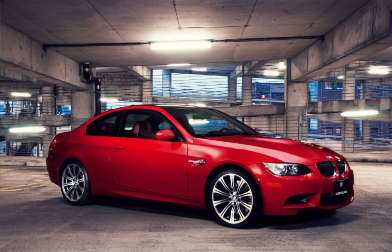 BMW красная машина
