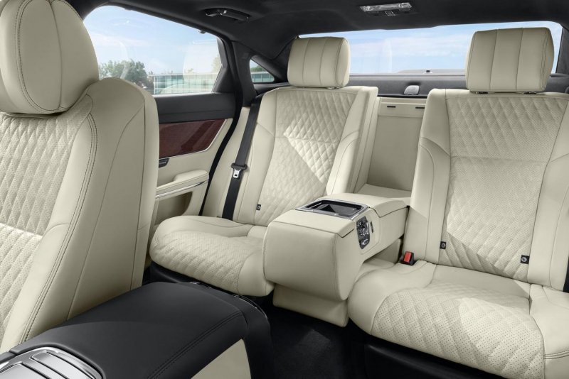 Jaguar XJ 2020 салон сзади