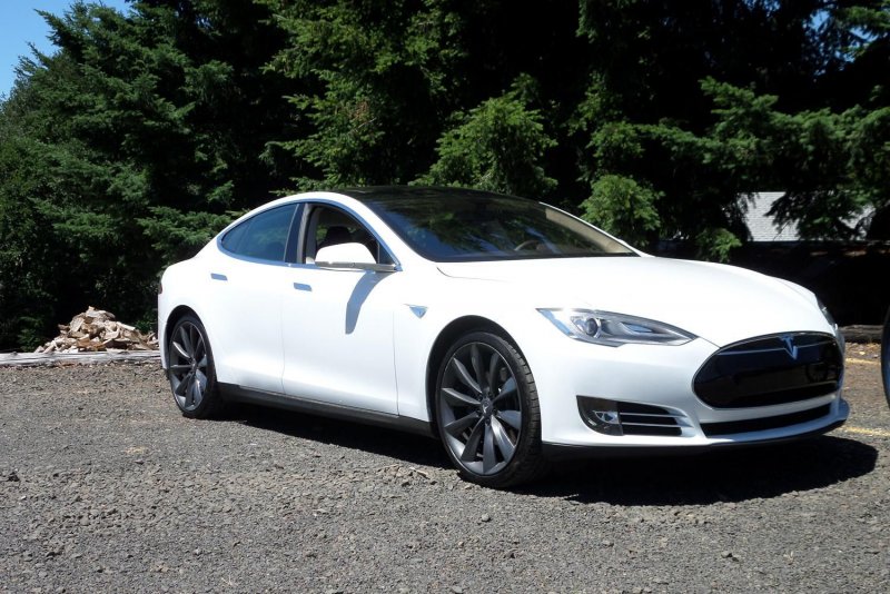Tesla model s белая