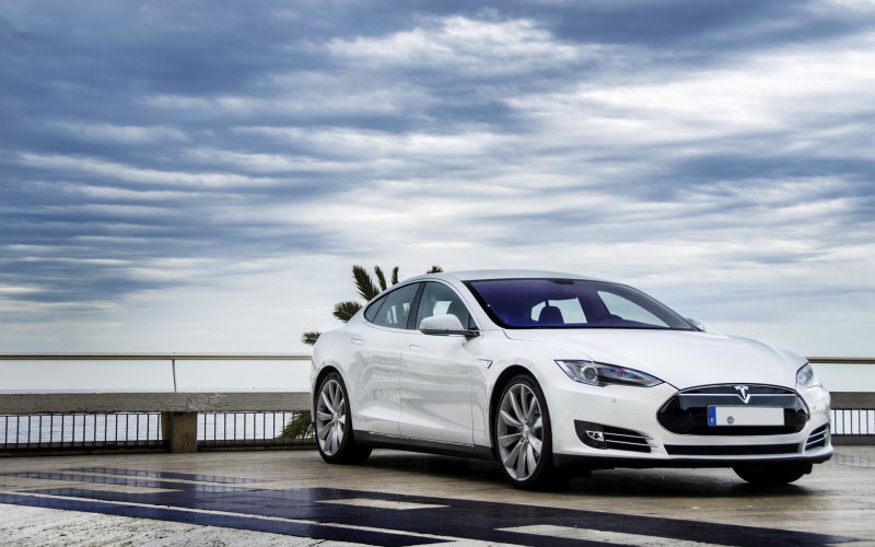 Tesla model s белая