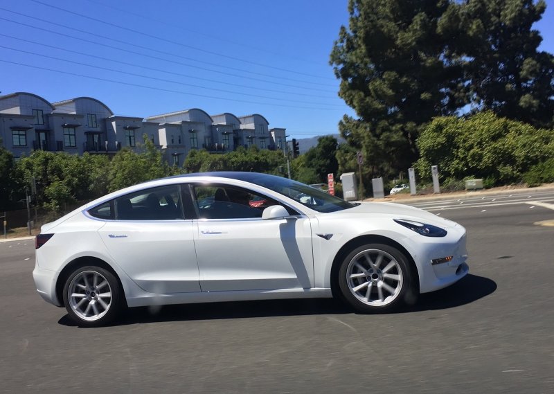 Tesla model 3 белая