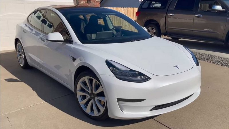 Tesla 3 белая