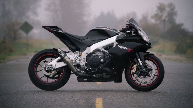 Чёрный мотоцикл Aprilia rsv4