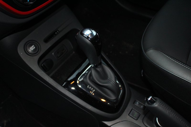 Renault Captur салон коробка передач