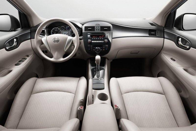 Nissan Tiida 2012 хэтчбек салон