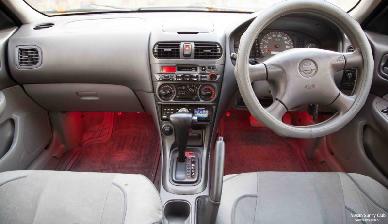 Nissan Sunny 2000 салон