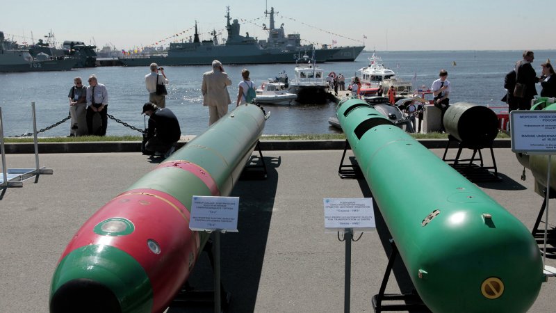 Погрузка торпед на подводную лодку