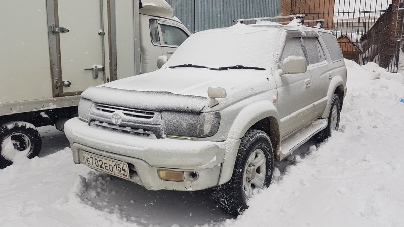 Toyota Hilux Surf зарылся в снеге