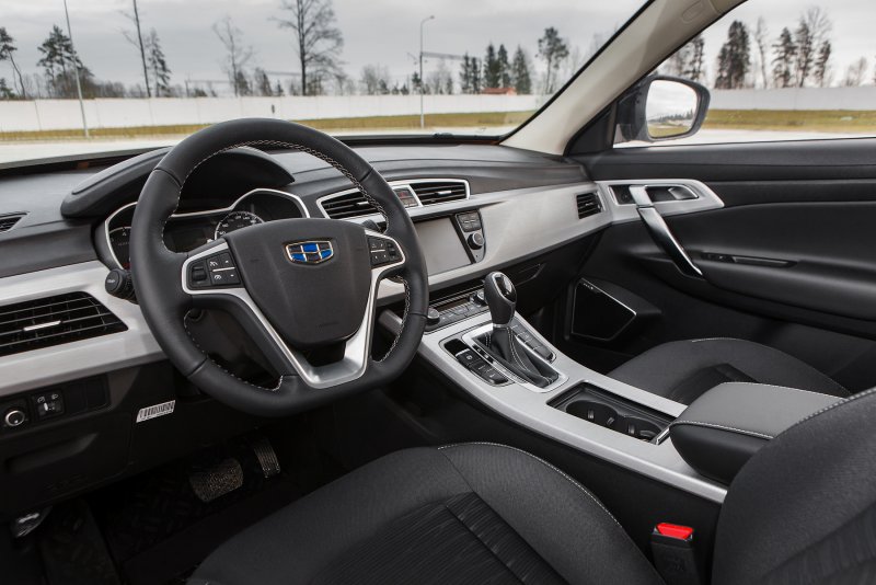 Geely Atlas 2020 золотой