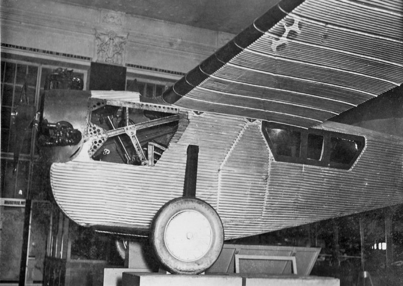 Легкий бомбардировщик-разведчик Су-2.