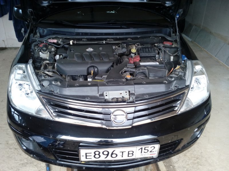 Моторный отсек Nissan Tiida