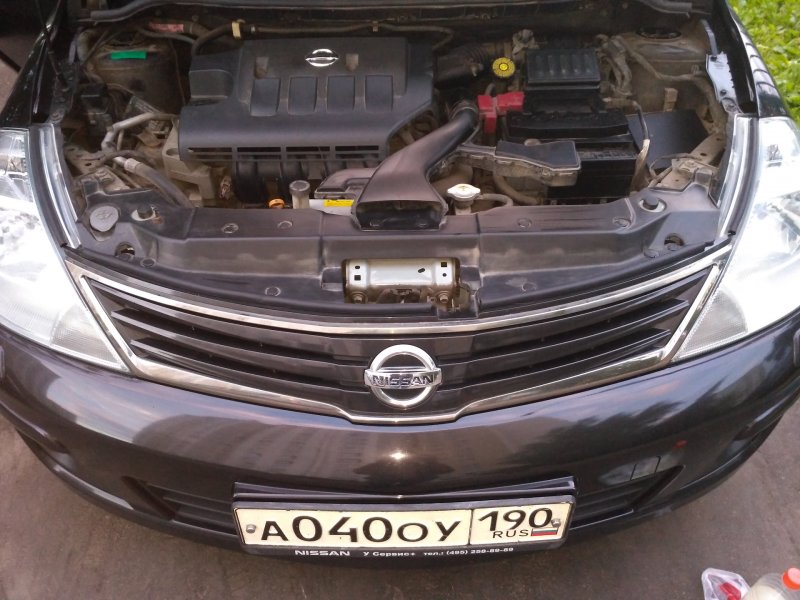 Nissan Tiida 2009 под капотом