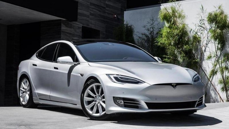 Машина Tesla model s