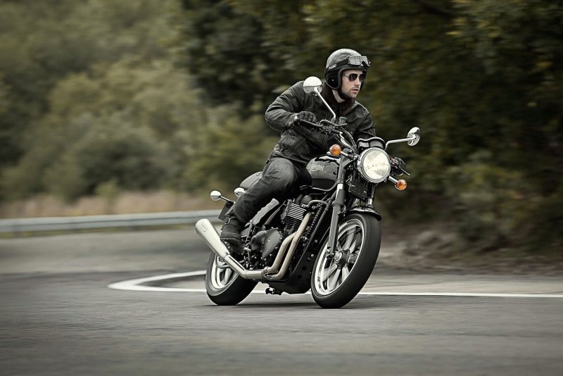 Triumph Bonneville с байкером