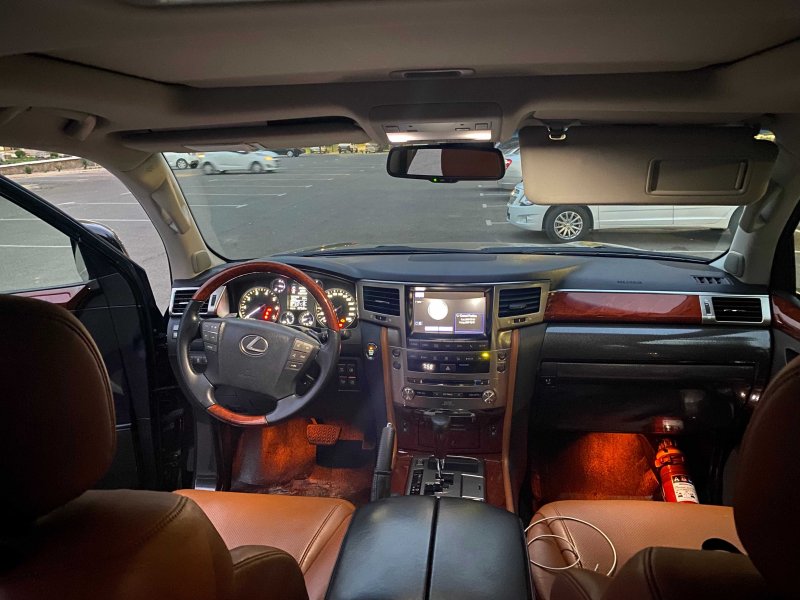 Lexus LX 570 2022 салон