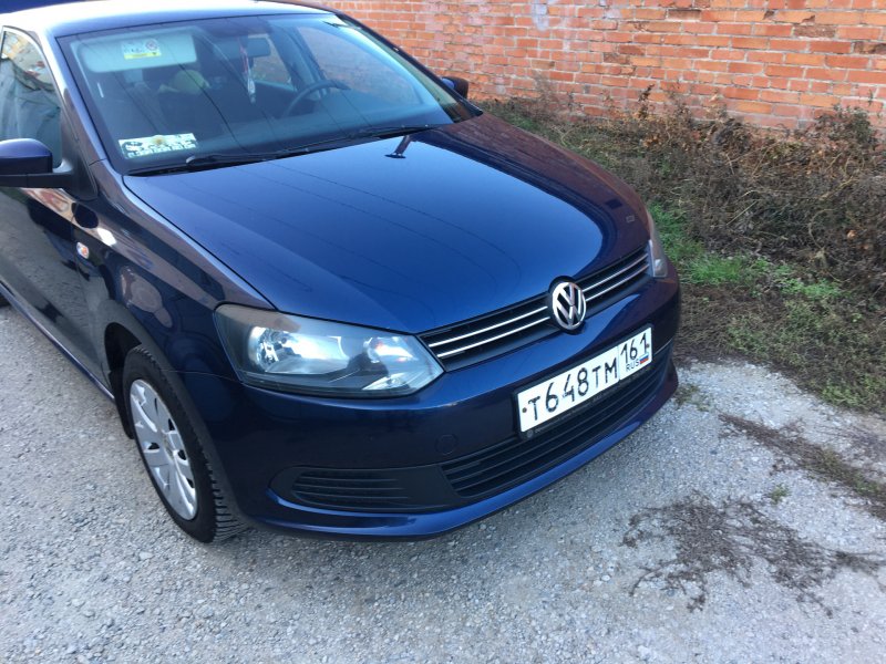 VW Polo sedan синий