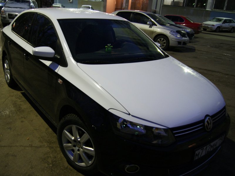 Volkswagen Polo sedan в черной пленке