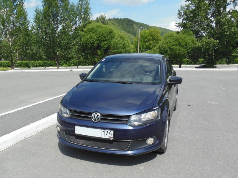 Синий "Night Blue" Polo sedan