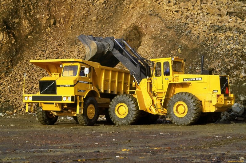 Карьерный самосвал Вольво 442b