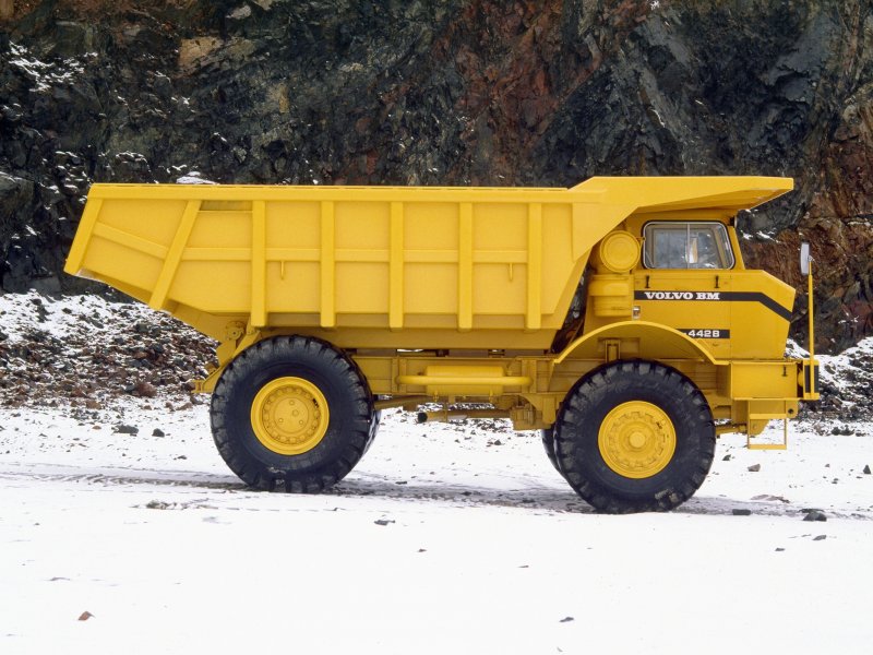 Карьерный самосвал Вольво 425b