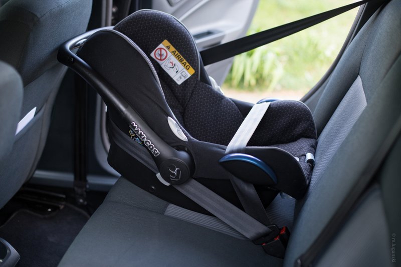 Автолюлька Maxi cosi в машине