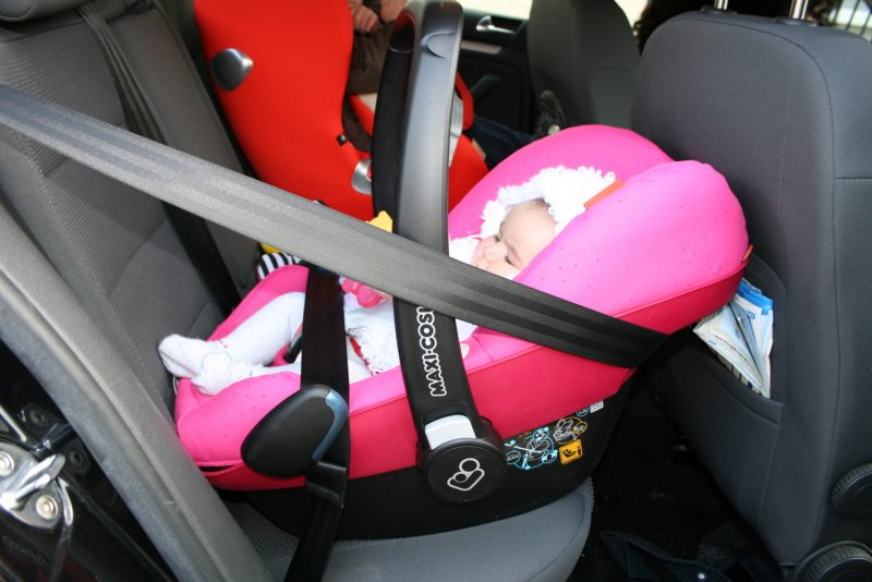Автолюлька Maxi cosi в машине