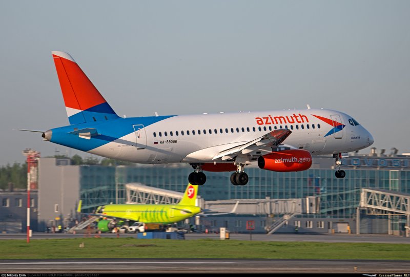 Самолёт SSJ-100 авиакомпании Азимут
