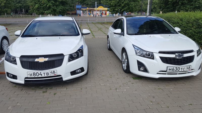 Белый Шевроле Круз с черной решеткой