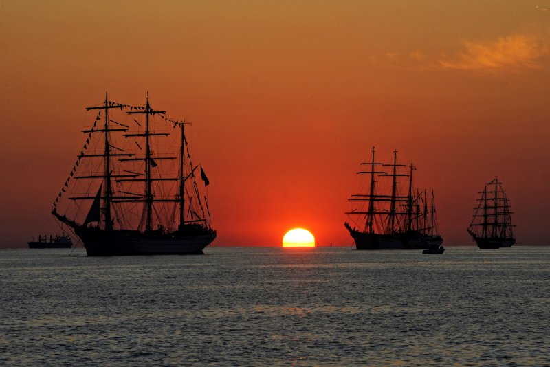 Красивое судно в море