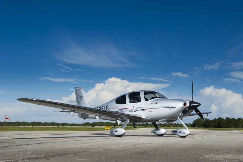 SR-22 самолет