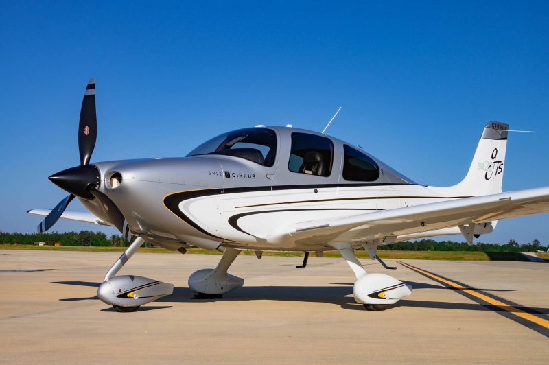 Cirrus aircraft sr22