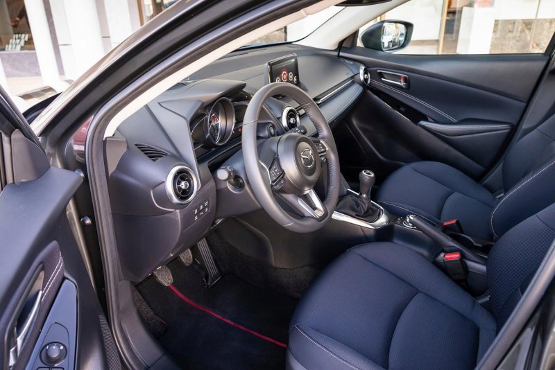 Mazda 2 2020 салон