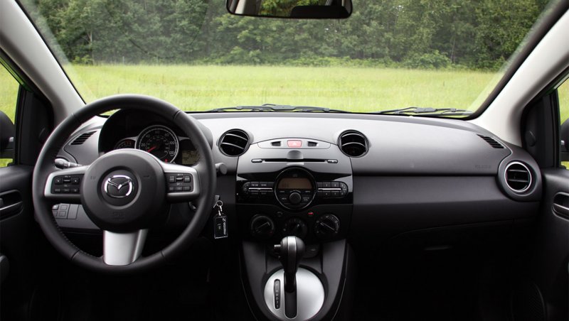 Mazda 2 2010 салон
