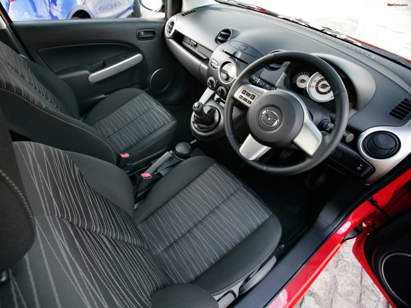 Mazda 2 2011 салон