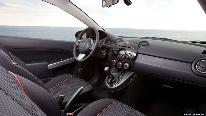 Mazda 2 хэтчбек салон