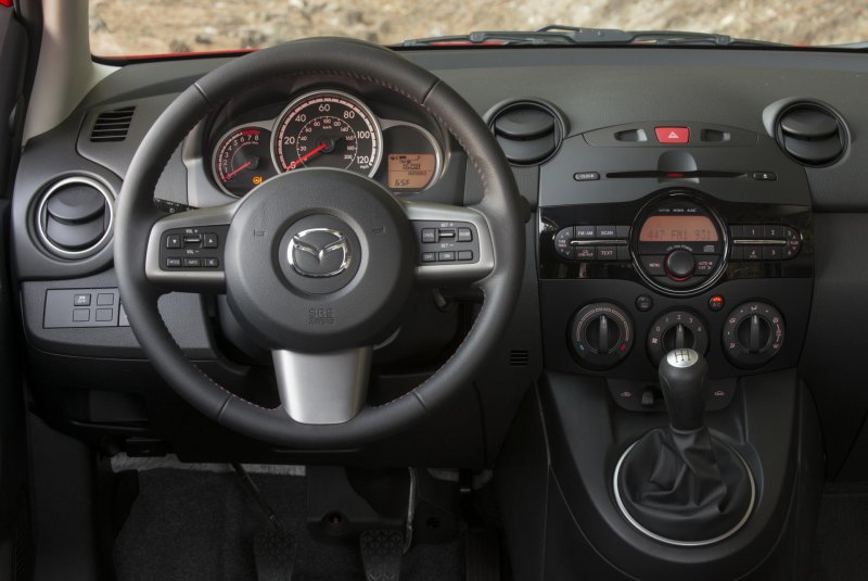 Mazda 2 салон