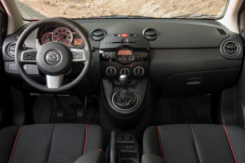 Mazda 2 2008 салон