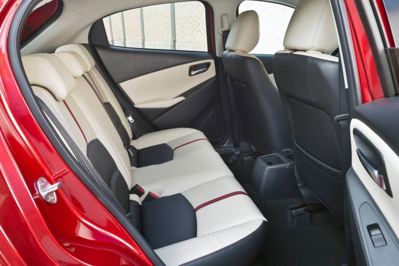 Mazda 3 хэтчбек светлый салон