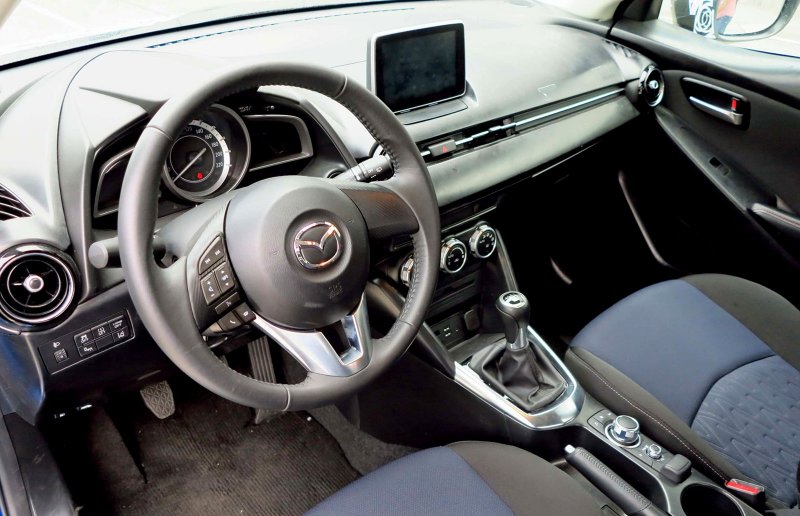 Mazda 2 салон