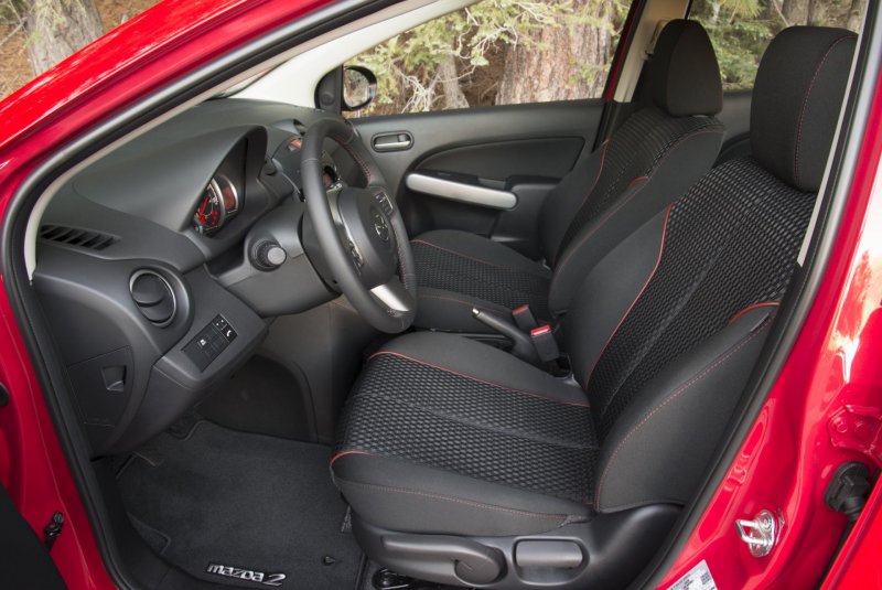 Mazda 2 2010 салон