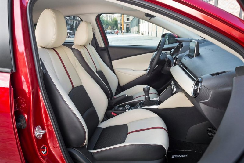Mazda 2 салон