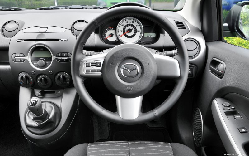 Mazda 2 салон