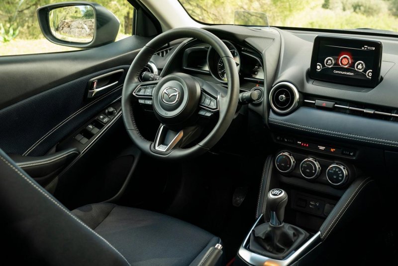 Mazda 2 салон