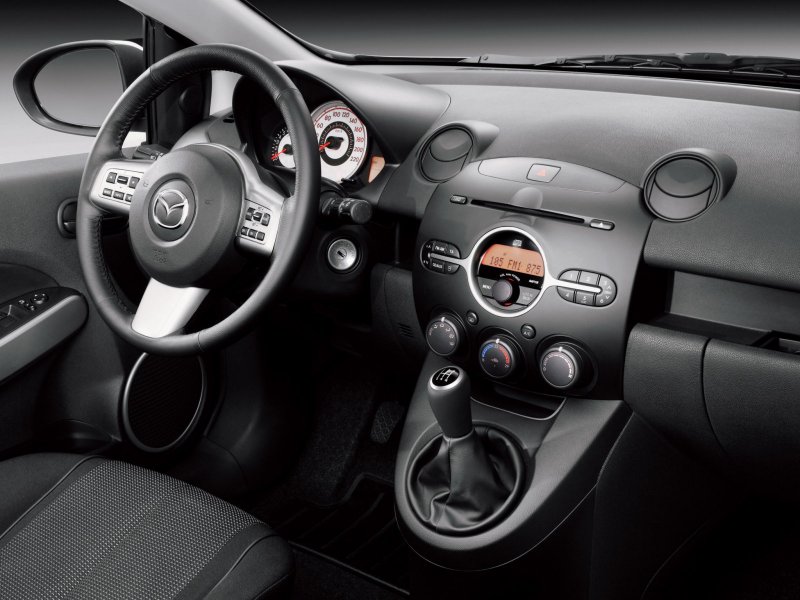 Mazda 2 2007 салон