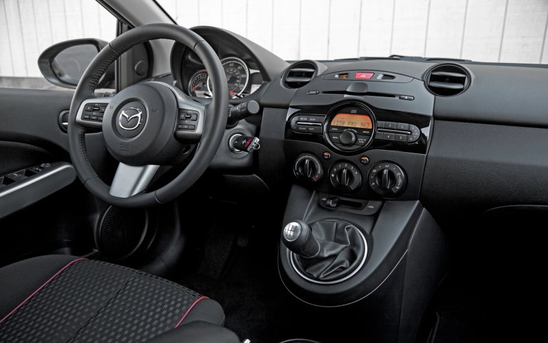 Mazda 2 салон
