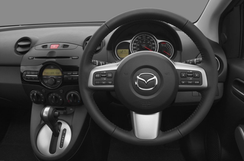 Mazda 2 2013 салон