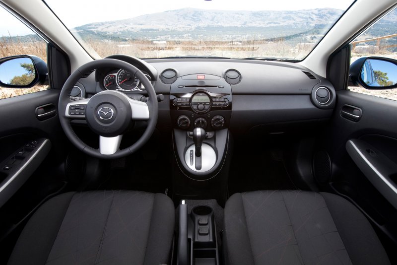 Mazda 2 салон